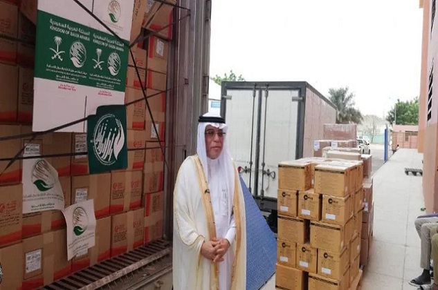 السفير السعودي يسلم الإمدادات الطبية (105 طن) من المستلزمات الطبية